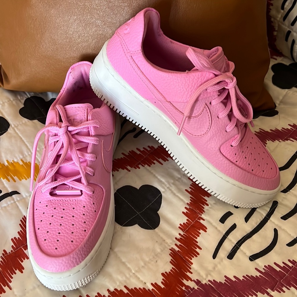 Nike Air Force 1 sage low shoes in Psychic Pink